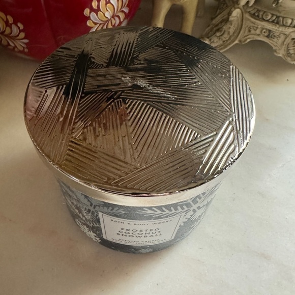 Bath & Body Works Frosted Coconut Snowball 3-Wick Candle (2020) – NEW - Picture 2 of 5